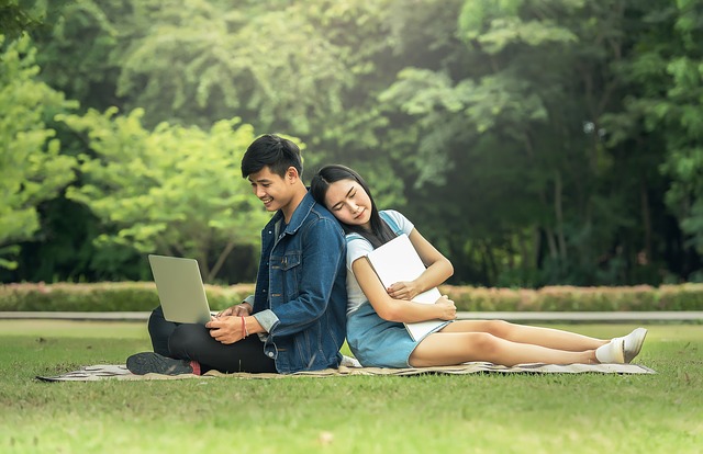 adolescentes en jardin, uno estudiando y la otra descansando
