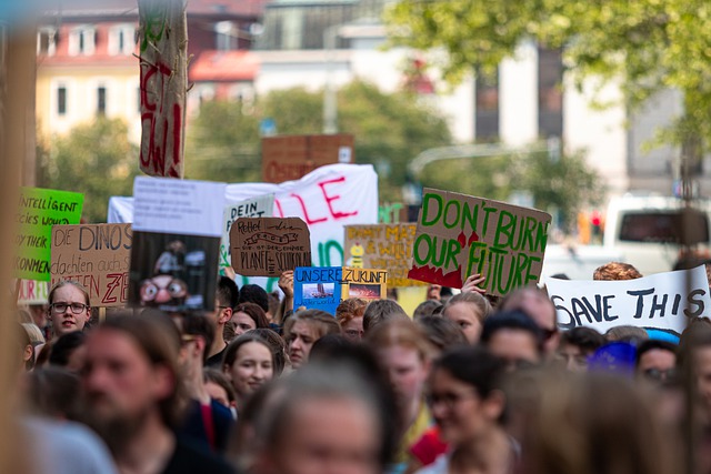 jovenes manifestándose ante injusticias
